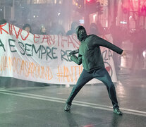 Un manifestante antifascista arroja una botella contra el cordón policial en Turín. (Fuente: AFP) (Fuente: AFP) (Fuente: AFP)