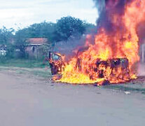 El patrullero incendiado durante los graves incidentes en Junín.