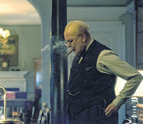Bajo varias capas de maquillaje, Oldman resucita la forma de hablar y de moverse de Churchill.