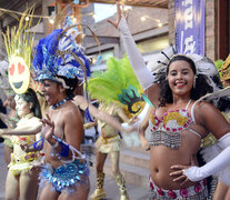 Algunas comparsas salieron a bailar para mostrar lo que el carnaval depara en Rosario. (Fuente: Andres Macera) (Fuente: Andres Macera) (Fuente: Andres Macera)