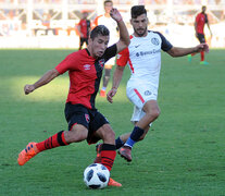 Newell`s manejó la pelota gran parte del partido pero no pudo definir y cayó de visitante. (Fuente: Julio Mancini) (Fuente: Julio Mancini) (Fuente: Julio Mancini)