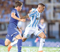 Centurión supera a De la Fuente. El de Racing puso el 2-1 de cabeza.