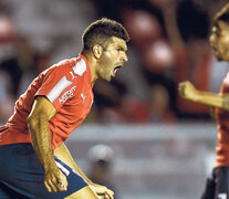 Gigliotti con la boca llena de gol. El Puma marcó el primero de Independiente, tras recibir el pase de Sánchez Miño. (Fuente: Télam) (Fuente: Télam) (Fuente: Télam)