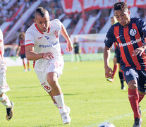 Barrios intenta el desborde por la banda izquierda ante Chimino. Silva también se esfuerza por llegar. (Fuente: Julio Martín Mancini) (Fuente: Julio Martín Mancini) (Fuente: Julio Martín Mancini)