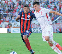 Pussetto en puja con Moyano. El delantero de Huracán jugó un gran primer tiempo y de sus pies nació la jugada del gol de Chávez. (Fuente: Julio Martín Mancini) (Fuente: Julio Martín Mancini) (Fuente: Julio Martín Mancini)