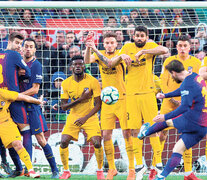 La pelota viaja camino al gol. La estirada de Oblak no podrá evitar el gol del triunfo del Barça.