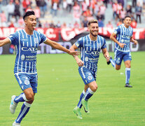 Fernández tuvo la complicidad del arquero para marcar el gol del triunfo. (Fuente: Fotobaires) (Fuente: Fotobaires) (Fuente: Fotobaires)