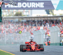 n La primera bandera a cuadros de la temporada cae sobre la Ferrari. (Fuente: AFP) (Fuente: AFP) (Fuente: AFP)