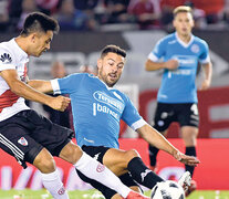 Martínez está a punto de marcar el primer gol de River. (Fuente: Télam) (Fuente: Télam) (Fuente: Télam)