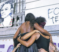 Una multitud despidió ayer a Marielle Franco y homenajes espontáneos como éste brotaron en las calles de Río de Janeiro. (Fuente: EFE) (Fuente: EFE) (Fuente: EFE)