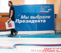 Un miembro de una comisión electoral ultima los preparativos en Moscú. (Fuente: EFE) (Fuente: EFE) (Fuente: EFE)