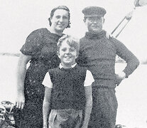 Imagen de la niñez de Le Pen, quien posa junto a sus padres.