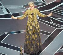 Con el Oscar por el piso, Frances McDormand arengó a las mujeres presentes en el Dolby Theatre. (Fuente: AFP) (Fuente: AFP) (Fuente: AFP)