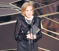 Eva Marie Saint y su sobre XXL con letras doradas bien visibles. (Fuente: AFP) (Fuente: AFP) (Fuente: AFP)