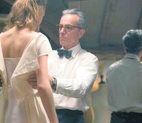 Daniel Day-Lewis convierte a Vicky Krieps en su maniquí privilegiado, en su musa irremplazable.