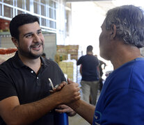 Cleri dialogó con vendedores y changarines.