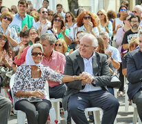 Lifschitz y sus funcionarios frente a la sede de la 4º, un ícono de la dictadura en Santa Fe.