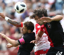 Bernardello y Fontanini defienden una pelota por arriba. (Fuente: Fotobaires) (Fuente: Fotobaires) (Fuente: Fotobaires)