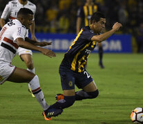 Maximiliano Lovera no gravitó en ataque y el equipo sufrió su mal partido.