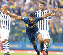 Bou festeja el primero de Boca. Quintana, autor del gol del empate, quedó dado vuelta. (Fuente: Fotobaires) (Fuente: Fotobaires) (Fuente: Fotobaires)