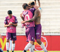 Abrazo de gol para el tercero de Patronato. (Fuente: Télam) (Fuente: Télam) (Fuente: Télam)