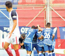 Romagnoli le hace señas a Blandi con la mano izquierda, como marcando la cantidad de goles que llevaban los mendocinos. (Fuente: Julio Martín Mancini) (Fuente: Julio Martín Mancini) (Fuente: Julio Martín Mancini)