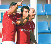 Araujo es felicitado por Damonte y Pussetto luego de marcar el segundo gol de Huracán.