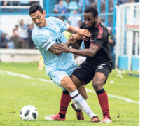 Leal y García disputan la pelota. (Fuente: Télam) (Fuente: Télam) (Fuente: Télam)