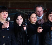 Las chicas del colectivo Piel de Lava, protagonistas de La flor, son de armas tomar.