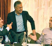 Mario Negri y Alfredo Cornejo dialogan con el senador Angel Rozas, durante una conferencia de prensa.