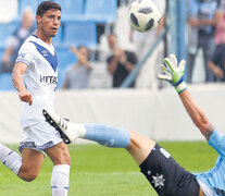Robertone pica la pelota por encima del arquero De Bórtoli para marcar el cuarto gol. (Fuente: Télam) (Fuente: Télam) (Fuente: Télam)
