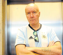 Irvine Welsh con la camiseta de la Selección Argentina en una reciente visita al país. (Fuente: Rafael Yohai) (Fuente: Rafael Yohai) (Fuente: Rafael Yohai)