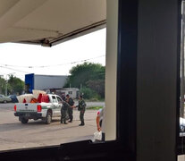 Los gendarmes se apostaban ayer en la planta de la ex Refinería San Lorenzo. (Fuente: Foto Gentileza Diario Síntesis.) (Fuente: Foto Gentileza Diario Síntesis.) (Fuente: Foto Gentileza Diario Síntesis.)