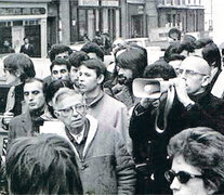 Jean-Paul Sartre junto a los estudiantes en las calles de París.