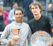 Rafa Nadal levanta el trofeo junto a Zverev. (Fuente: AFP) (Fuente: AFP) (Fuente: AFP)