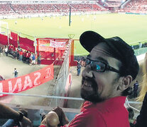 Francisco (con gorra) junto a su mejor amigo, Juan, en la platea del estadio.