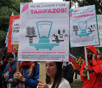 La Multisectorial contra el Tarifazo frente a la Legislatura. (Fuente: Eduardo Seval) (Fuente: Eduardo Seval) (Fuente: Eduardo Seval)