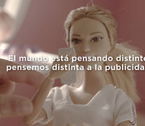 Publicitarias.org y Young &amp;amp; Rubicam hicieron la campaña “Pensemos distinta a la publicidad”: en una habitación rosa Barbie discute con una amiga, en la previa al picadito, sobre la táctica del Barcelona.