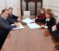 Ratner con la intendenta Fein y otros funcionarios en la firma del acuerdo salarial