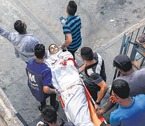 En la Ciudad de Gaza llevan a la morgue el cadáver de Mohammned Badwan, muerto ayer en el bombardeo. (Fuente: AFP) (Fuente: AFP) (Fuente: AFP)