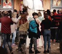 El público en el escenario, en derredor de la estatua del Papa.