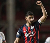 Puño en alto, Nicolás Blandi festeja el primero de los dos goles que señaló anoche. (Fuente: Fotobaires) (Fuente: Fotobaires) (Fuente: Fotobaires)