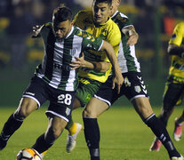 Calello intenta desmarcarse de un rival. Defensa y Banfield protagonizaron un partido deslucido. (Fuente: Fotobaires) (Fuente: Fotobaires) (Fuente: Fotobaires)