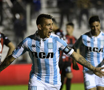 Centurión festeja el segundo de Racing, de penal, tras una mano de Urribarri dentro del área. (Fuente: Fotobaires) (Fuente: Fotobaires) (Fuente: Fotobaires)