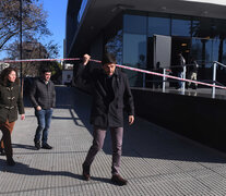 El mninistro de Seguridad Maximiliano Pullaro llegando al edificio de justicia baleado en la calle Rueda y Sarmiento. (Fuente: Sebastián Granata) (Fuente: Sebastián Granata) (Fuente: Sebastián Granata)