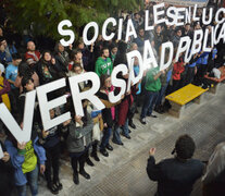 Esta semana se harán abrazos simbólicos en varias universidades, tal como se hizo en Sociales el jueves pasado. (Fuente: Adrián Pérez) (Fuente: Adrián Pérez) (Fuente: Adrián Pérez)