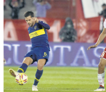 Fernando Gago, conductor de Boca, y Andrés Chavez, delantero del Globo. (Fuente: Fotobaires) (Fuente: Fotobaires) (Fuente: Fotobaires)