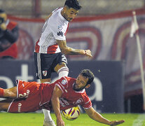 Casco y Gamba, en el piso, luchan por la pelota. (Fuente: Fotobaires) (Fuente: Fotobaires) (Fuente: Fotobaires)