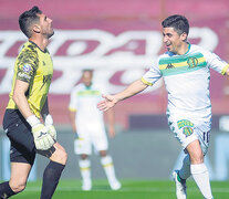 Pisano festeja el 1-0 con el que el Tiburón venció a Lanús de visitante. (Fuente: Fotobaires) (Fuente: Fotobaires) (Fuente: Fotobaires)