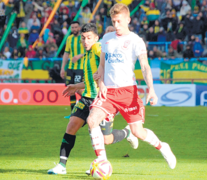 Aldosivi se quedó con la victoria con un gol de Pisano sobre el final partido. (Fuente: Prensa Huracán) (Fuente: Prensa Huracán) (Fuente: Prensa Huracán)